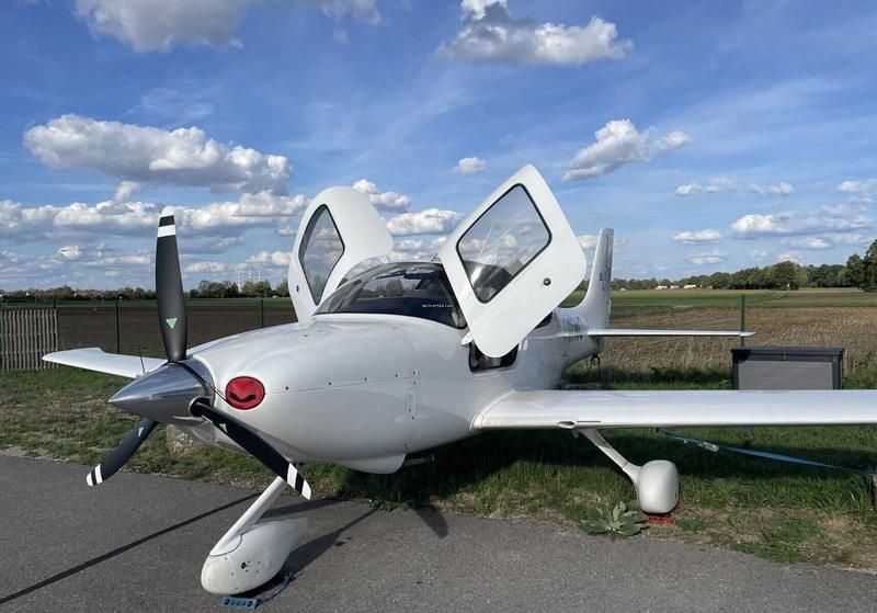 Cirrus SR20, fotografía 1 de 7