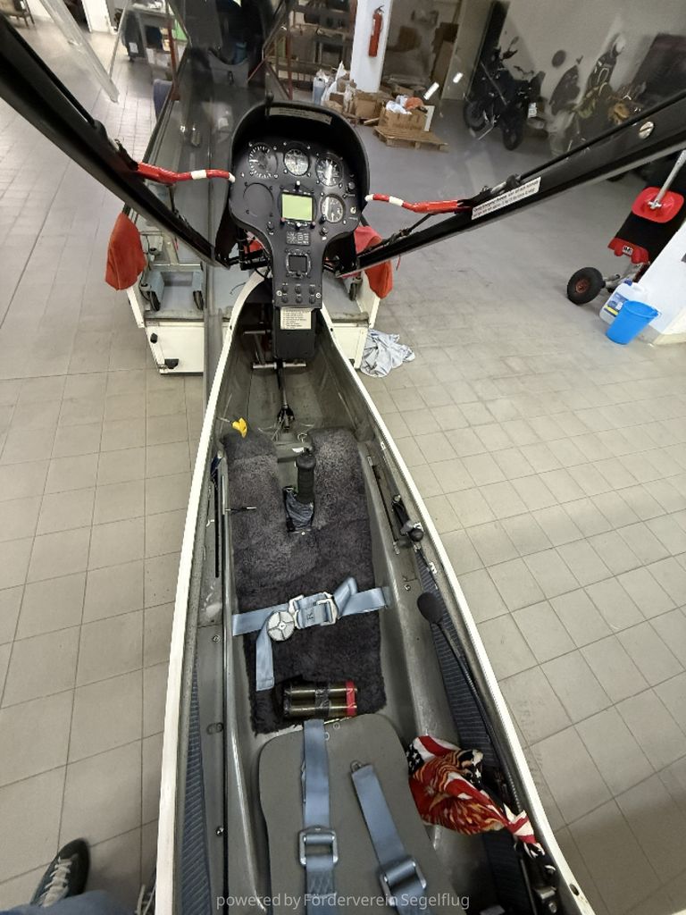 Rolladen-Schneider LS8 15m, fotografía 9 de 11
