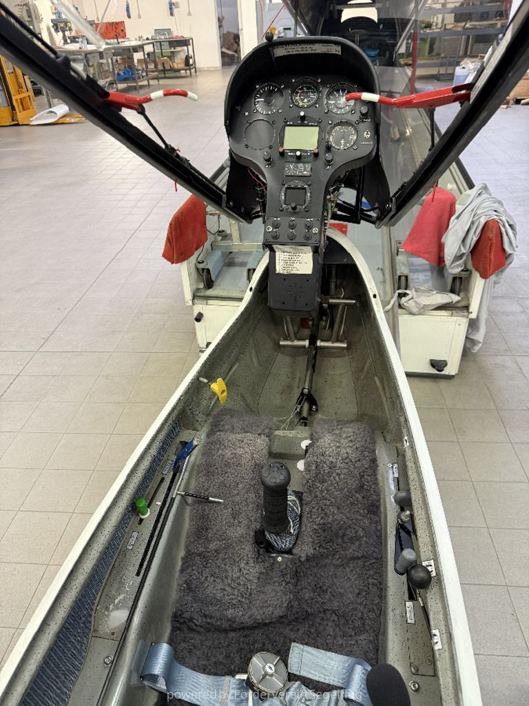 Rolladen-Schneider LS8 15m, fotografía 10 de 11