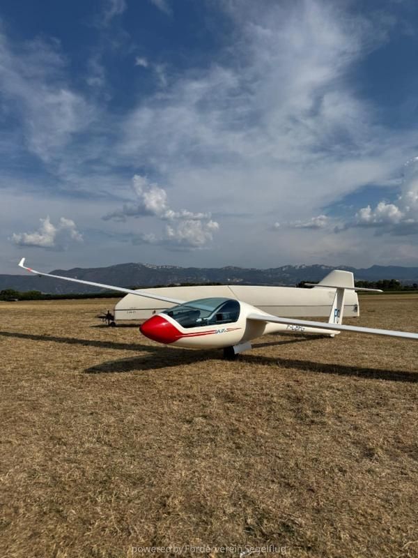 UAB Sportine aviacija LAK-17 18m, fotografía 1 de 8