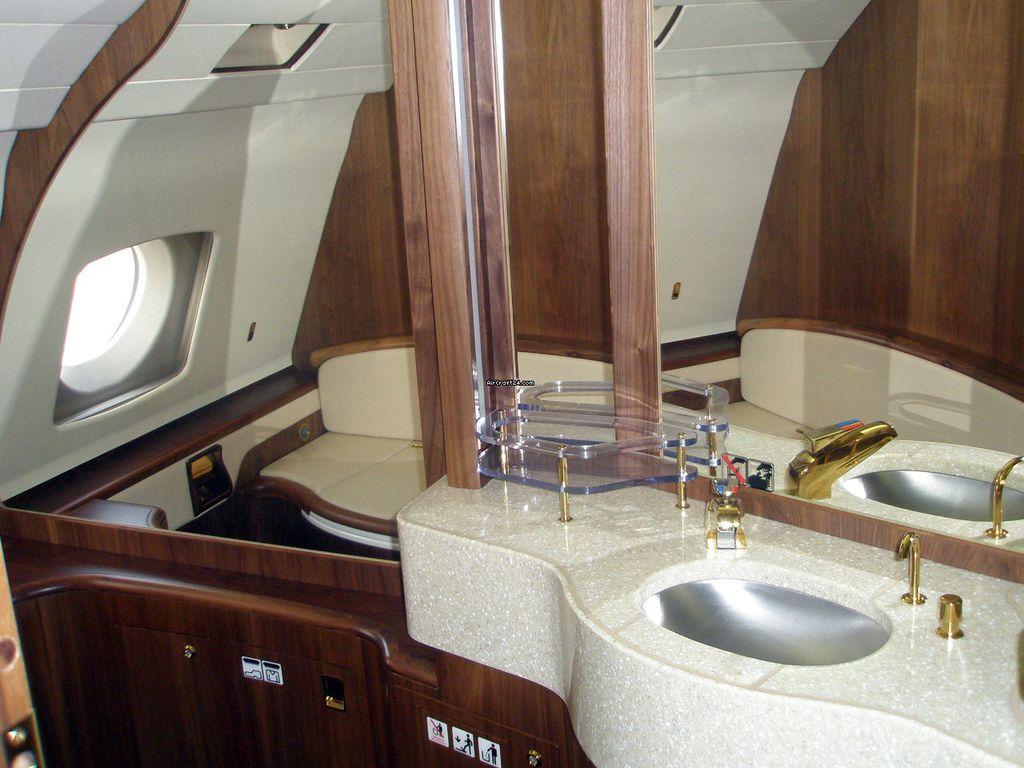 Yakovlev YAK 42D VIP, fotografía 10 de 17