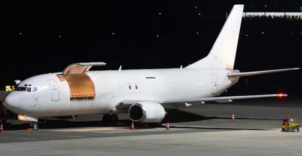 Boeing 737 737-400SF, fotografía 2 de 4