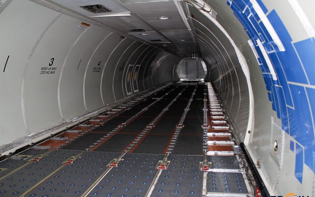 Boeing 737 737-400SF, fotografía 3 de 4