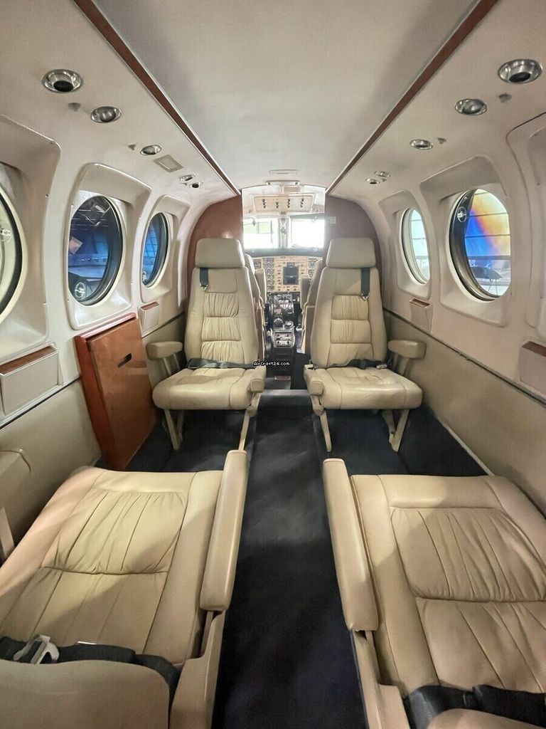 Beechcraft C90, fotografía 3 de 6