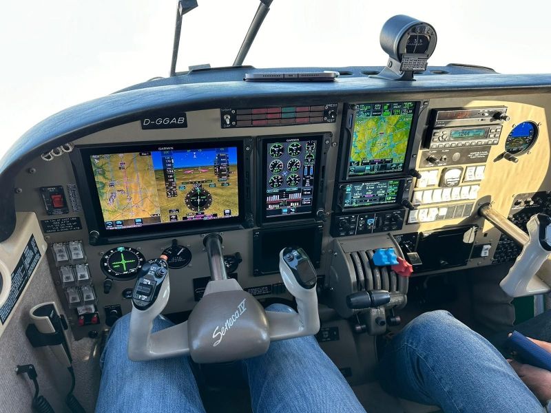 Piper PA-34 PA-34-220T Seneca IV, fotografía 3 de 5