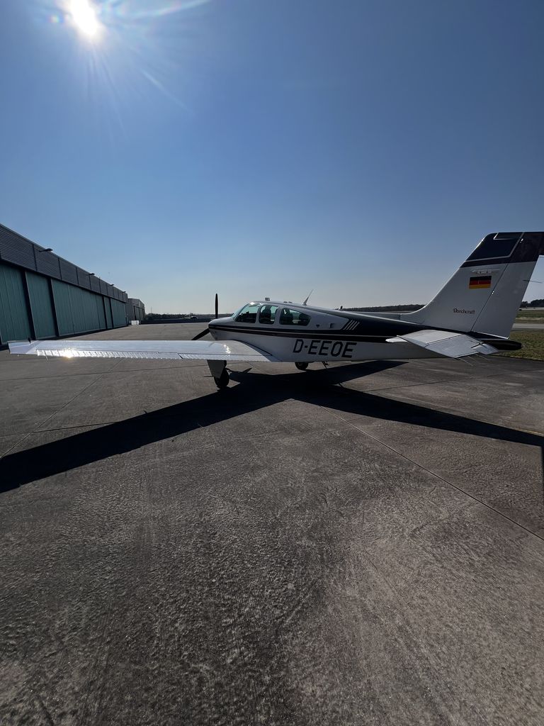 Beechcraft Bonanza F33A, fotografía 1 de 10