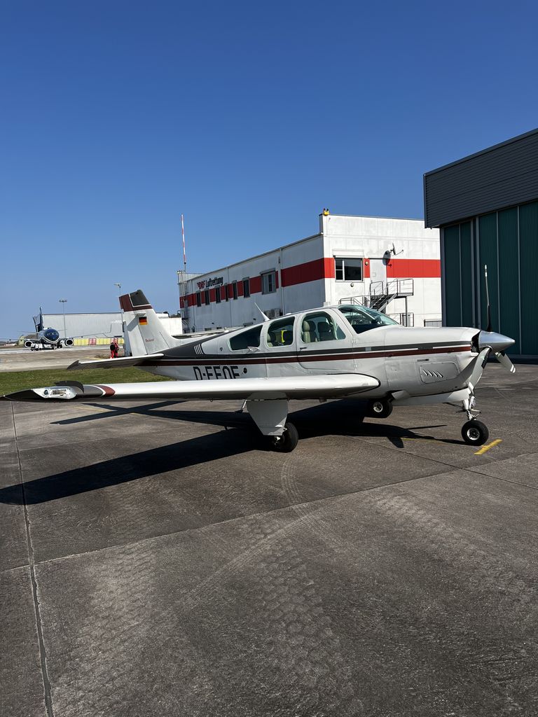 Beechcraft Bonanza F33A, fotografía 2 de 10