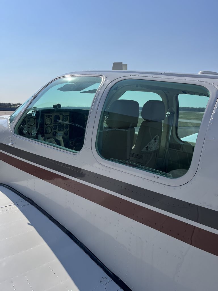 Beechcraft Bonanza F33A, fotografía 5 de 10