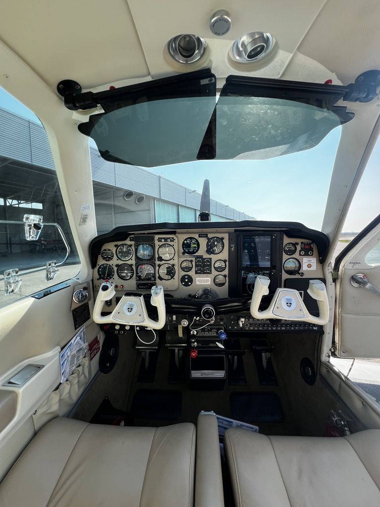 Beechcraft Bonanza F33A, fotografía 9 de 10