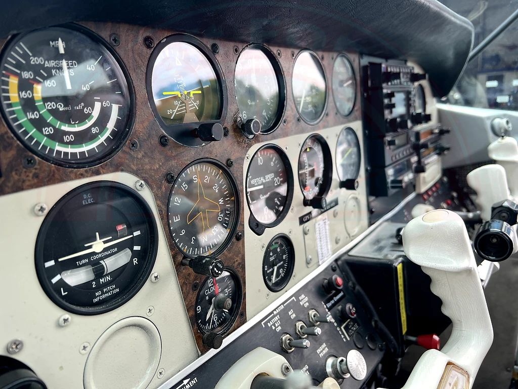 Beechcraft C23 Sundowner 180, fotografía 17 de 20