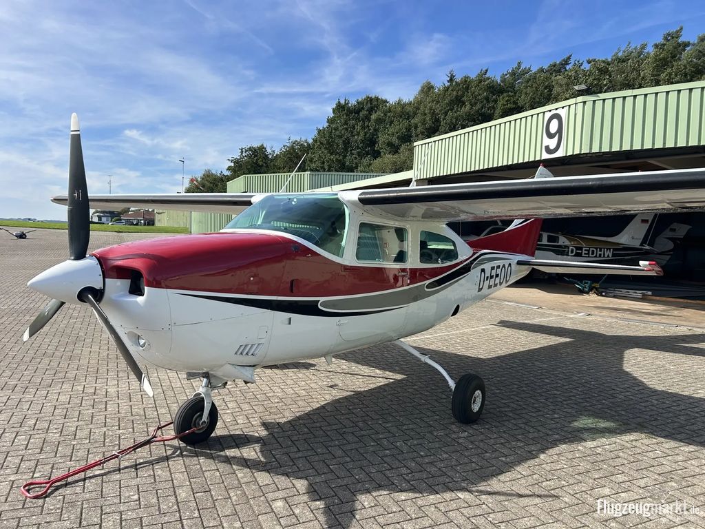 Cessna 210M Centurion, fotografía 1 de 11