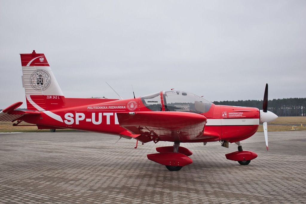 Zlin Z 242, fotografía 7 de 20