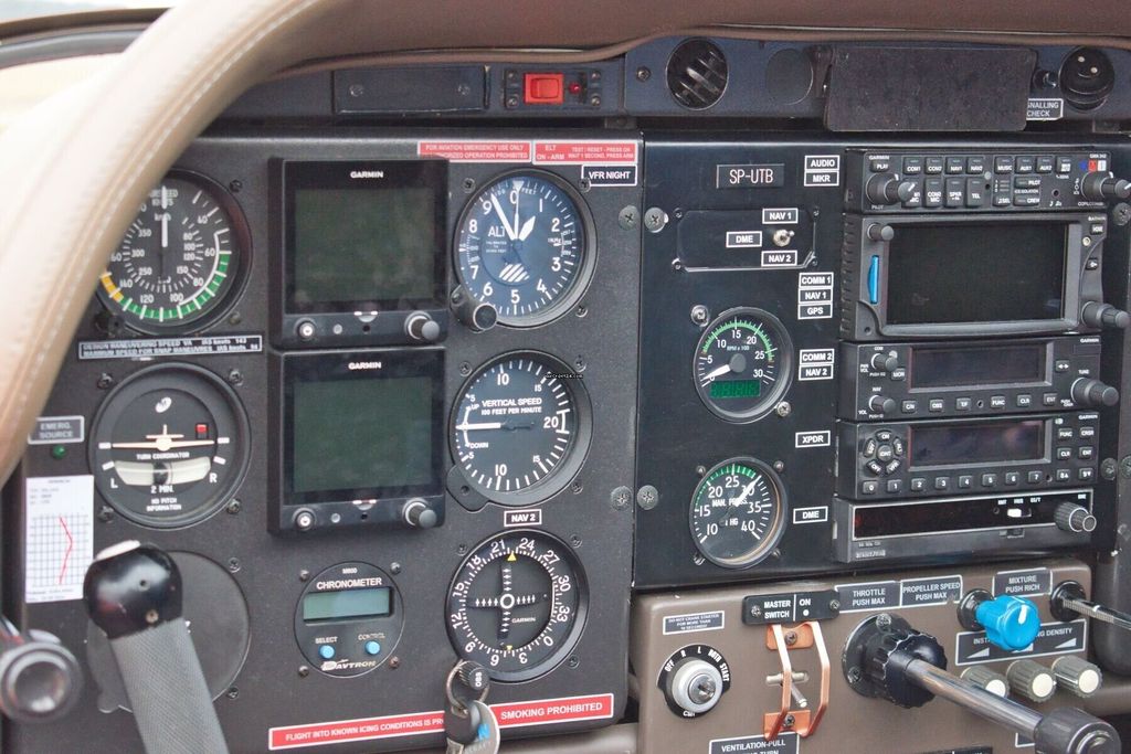 Zlin Z 242, fotografía 13 de 20