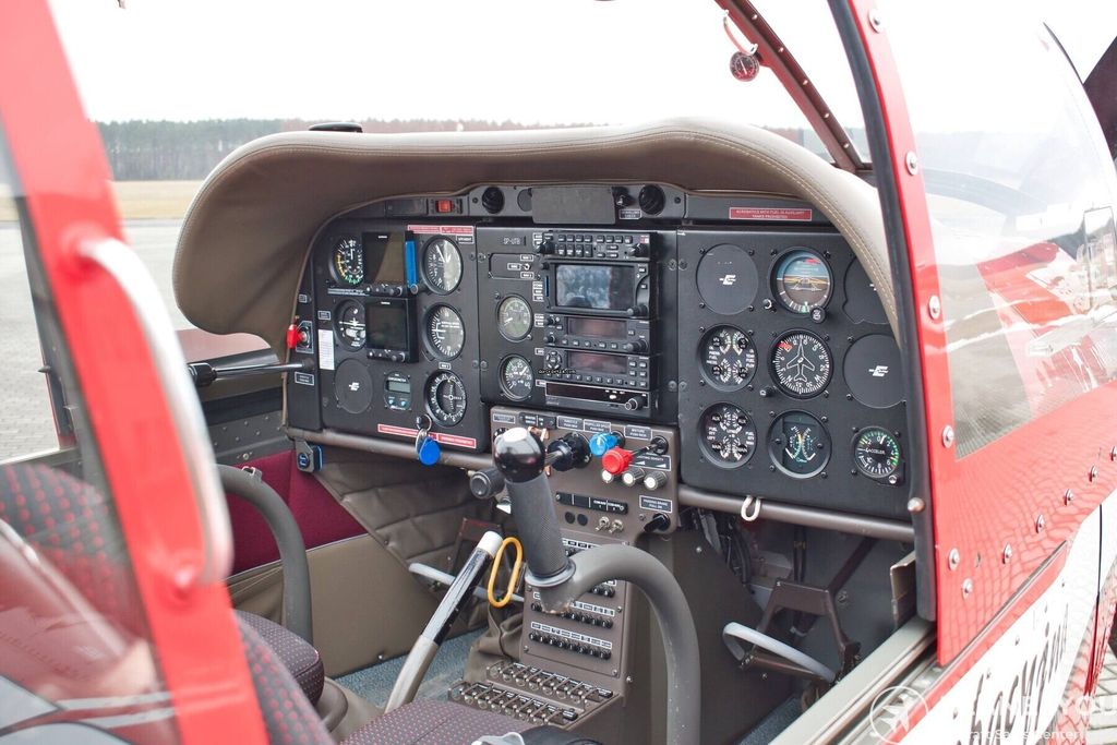 Zlin Z 242, fotografía 16 de 20