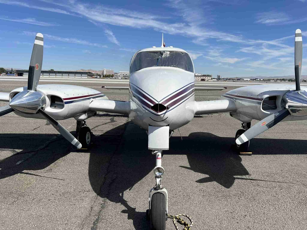 Cessna 310, fotografía 2 de 8