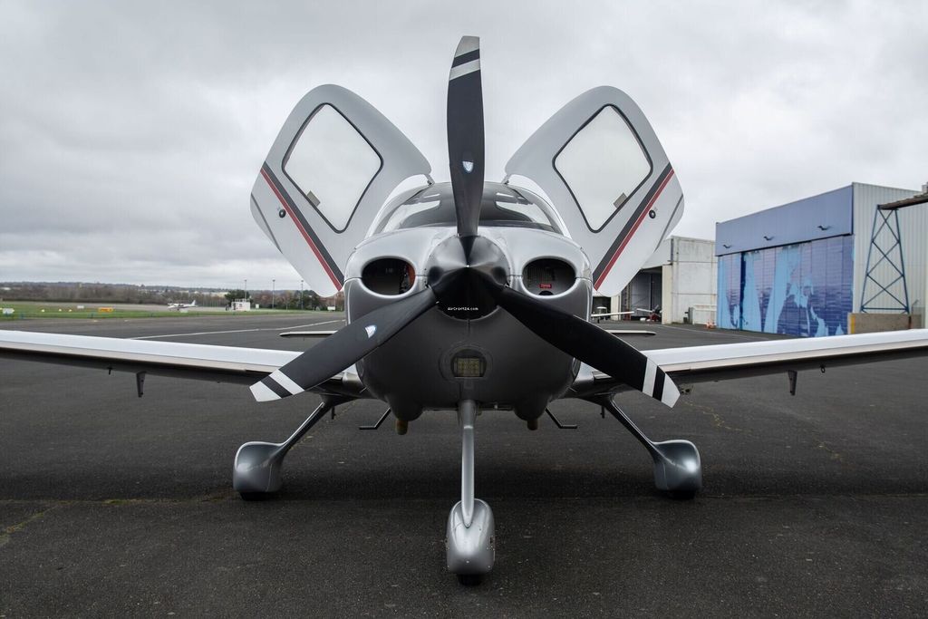Cirrus SR22 PERSPECTIVE, fotografía 9 de 20