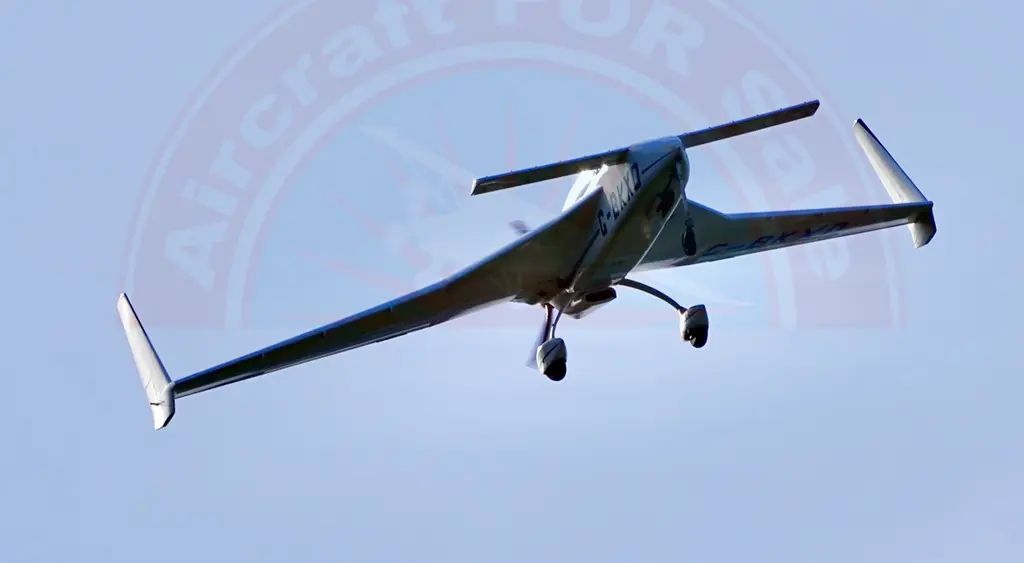 Rutan Factory Long-EZ Model 61, photo 1 sur 14