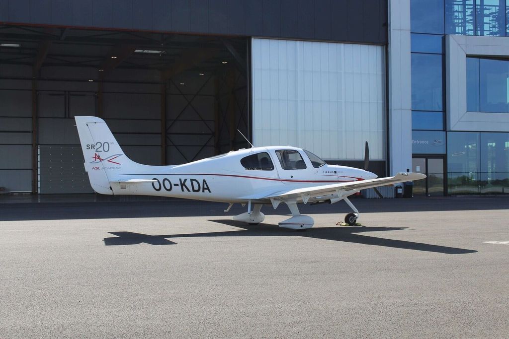 Cirrus SR20, fotografía 8 de 20