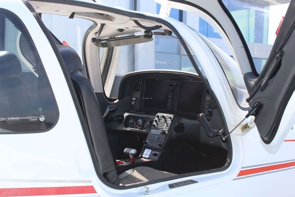 Cirrus SR20, fotografía 14 de 20