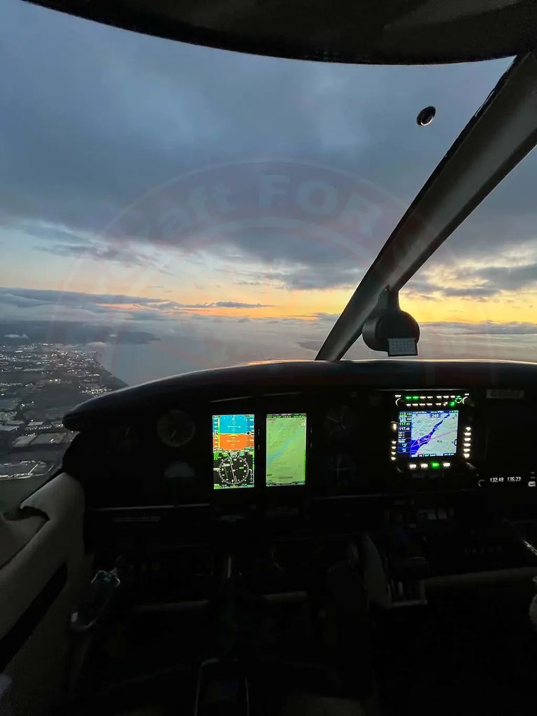 Piper PA-28 PA-28RT-201T, fotografía 6 de 9