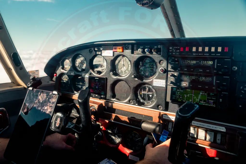 Piper PA-28 P28R, fotografía 3 de 6