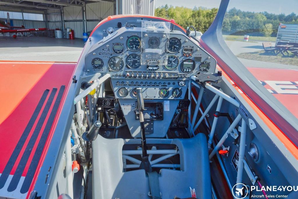 Extra 330 LC, fotografía 12 de 18