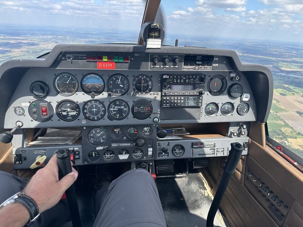 Robin DR400, photograph 1 of 3