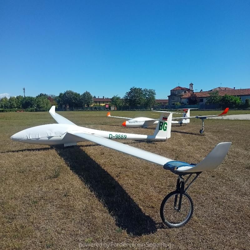 Rolladen-Schneider LS8 15m, fotografía 1 de 13