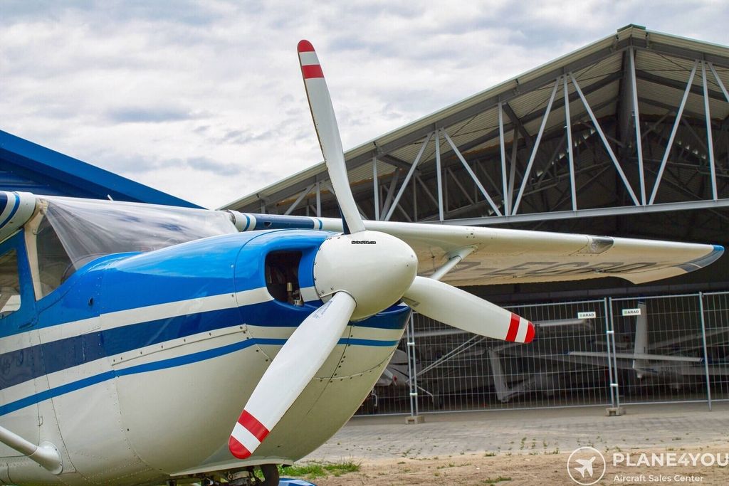 Cessna FR172H Reims Rocket, fotografía 10 de 18