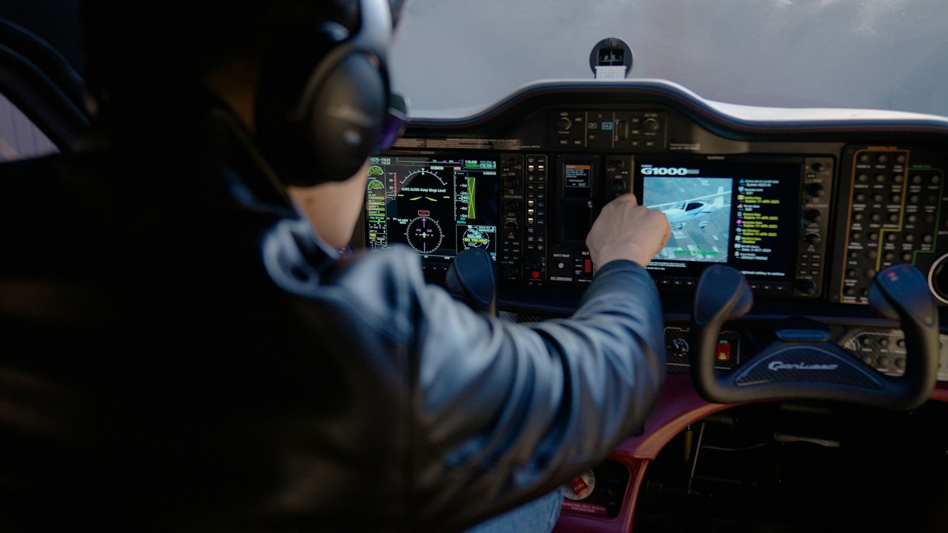 Pilote utilisant un écran tactile dans un poste de pilotage