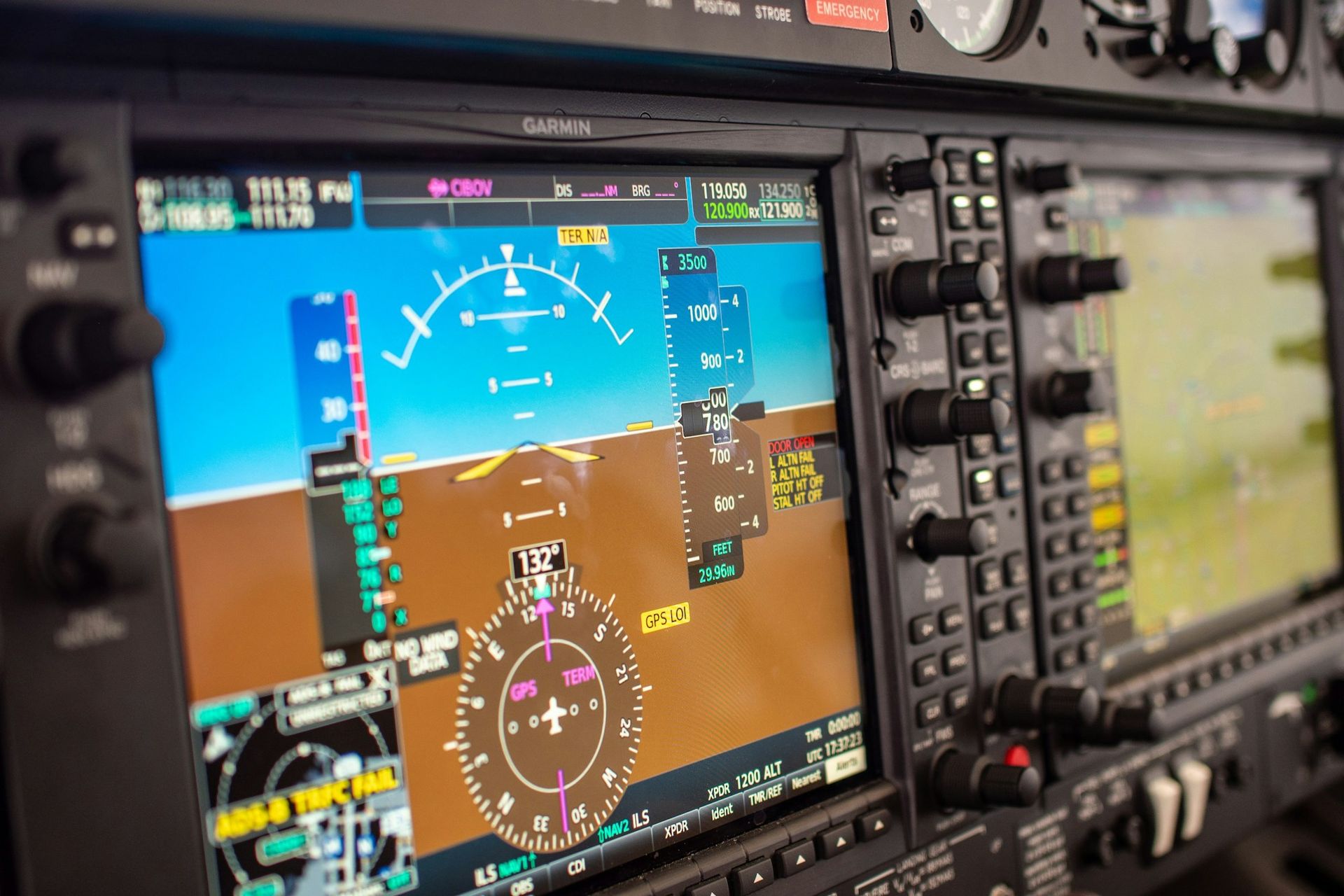 Écran de vol primaire Garmin allumé dans un monomoteur