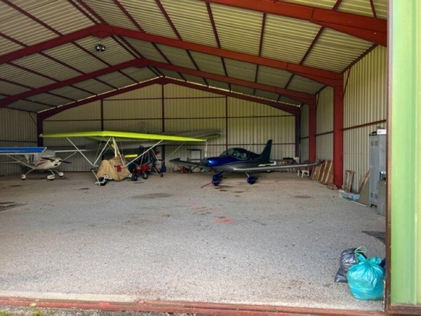 VENDS PLACES HANGAR